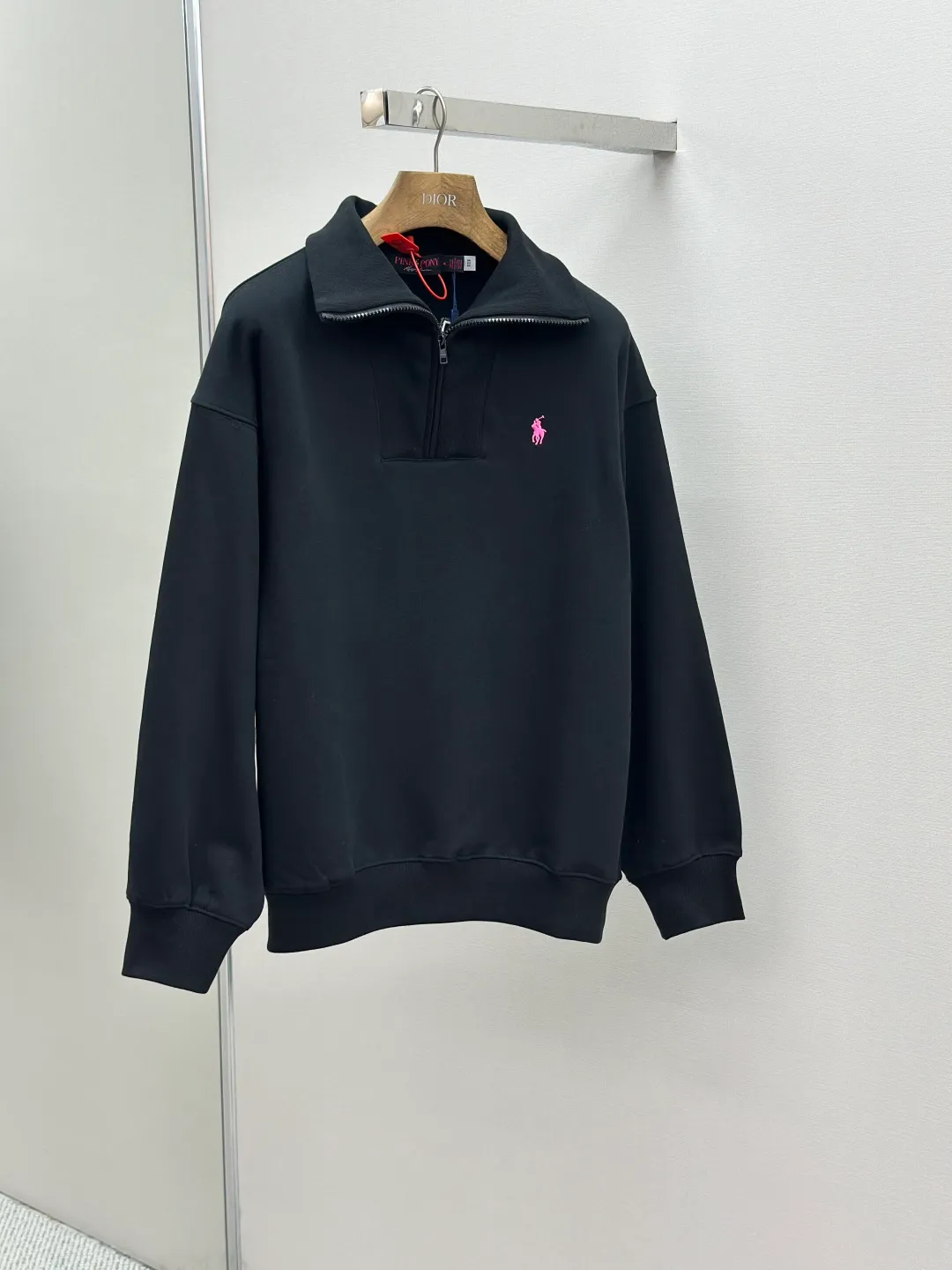 P440 Ralph Lauren pink label pony embroidered half turtleneck sweatshirt. Original purchase and development for 2,190. The fabric is made of custom-made luxury cotton fleece composite. It is soft, silky and comfortable against the skin. It is based on pure black tones. A touch of pink pony label embroidery is embellished on the chest. It is low-key and powerful. The back panel is embellished with the brand letters outlined in ivory white satin intarsia. The pink pony embroidery leaping in the center is the only colorful footnote in this black and white silent film. It coincides with the elegant and uninhibited brand philosophy. Its unique ribbed half-high collar design is sublimated, giving more flexibility and fashion sense to wear, showing taste in silent places. It shows elegance and style, using imported machine embroidery technology. It uses advanced computer control systems and precision mechanical parts to realize pony logo embroidery operations with high precision, smooth and delicate lines, and uses imported machine appliqué embroidery technology. Using advanced computer control systems and precision mechanical components, we can realize Ralph Lauren appliqué embroidery operations, showing an embroidery effect with both clarity and three-dimensionality. The fabrics have been carefully washed, have a better hand feel, are not easy to deform, are not easy to shrink, are not easy to fade, and maintain long-term beauty. Size:S-M-L-XL